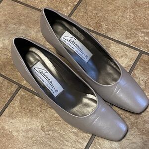 Caressa Women's Elegant Leather Gray Pumps 9.5W Career Business Professional